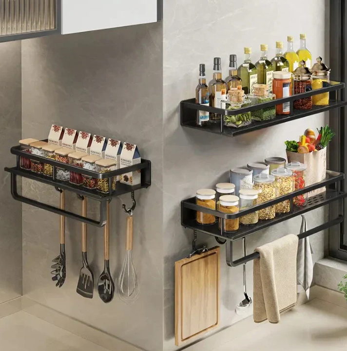 "Modernes schwarzes Küchenregal, platzsparend, stilvoll mit minimalistisch schwarzem Design und robuster Metallkonstruktion."