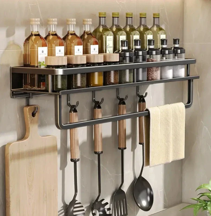 "Modernes schwarzes Küchenregal, platzsparend, stilvoll mit minimalistisch schwarzem Design und robuster Metallkonstruktion."