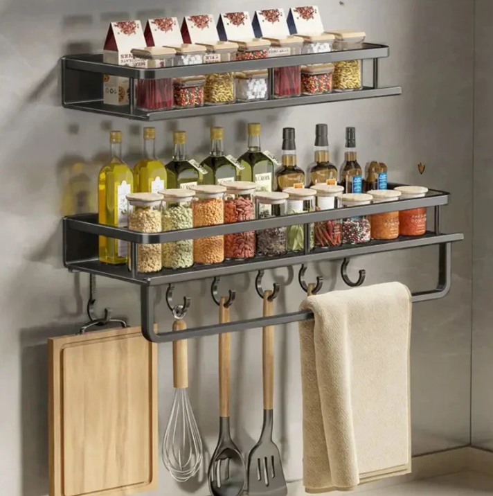 "Modernes schwarzes Küchenregal, platzsparend, stilvoll mit minimalistisch schwarzem Design und robuster Metallkonstruktion."