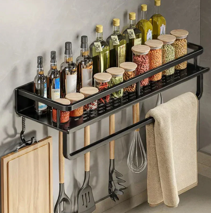 "Modernes schwarzes Küchenregal, platzsparend, stilvoll mit minimalistisch schwarzem Design und robuster Metallkonstruktion."