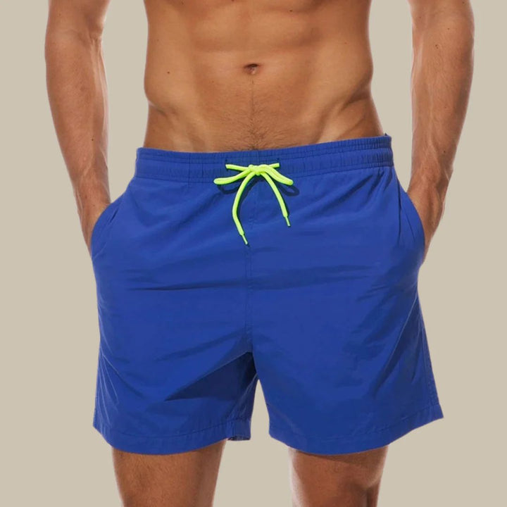 "Modische Herren Badehose, schnelltrocknend, blaue Farbe, elegante Passform für sportliche und entspannte Sommeraktivitäten"