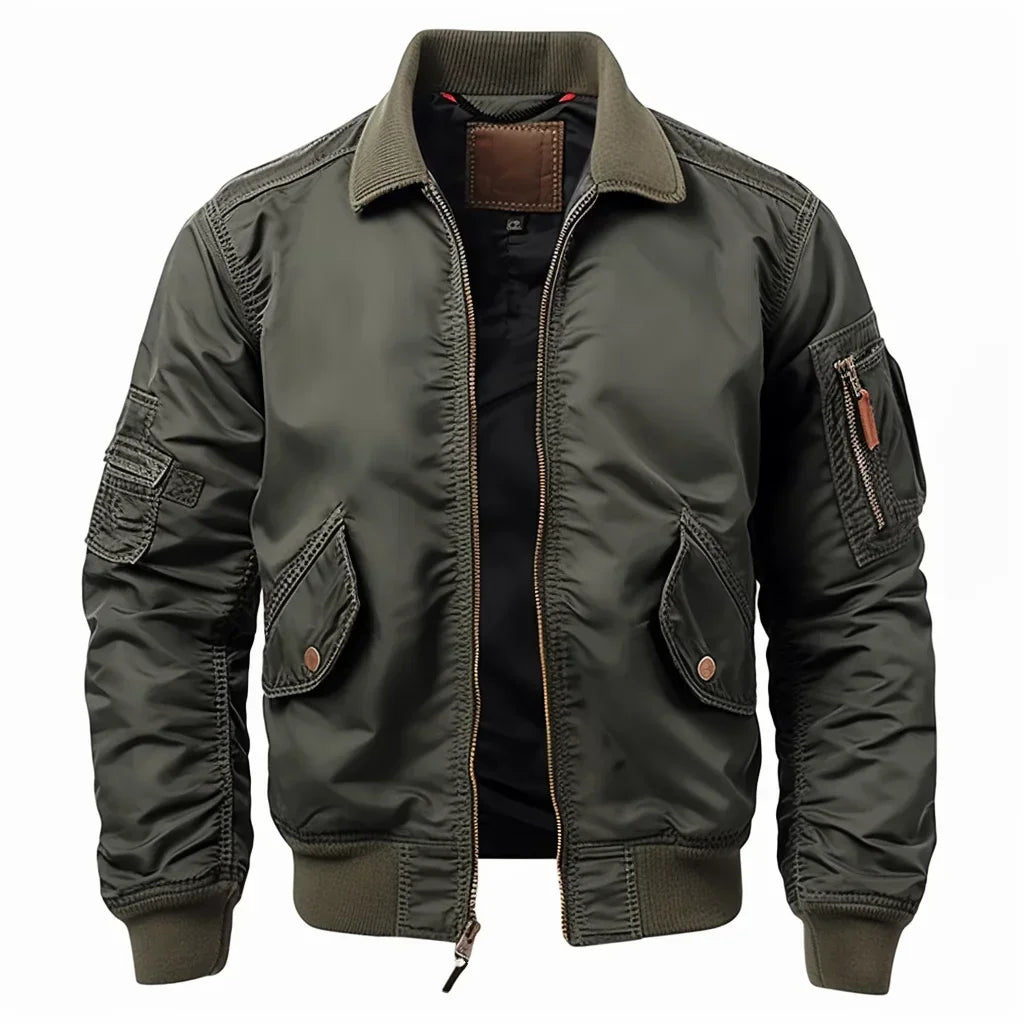 "Modische Herren Bomberjacke in Grün, sportliches Design, elastische Bündchen, Reißverschlusstaschen, wetterfest."