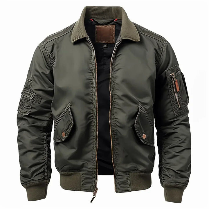 "Modische Herren Bomberjacke in Grün, sportliches Design, elastische Bündchen, Reißverschlusstaschen, wetterfest."