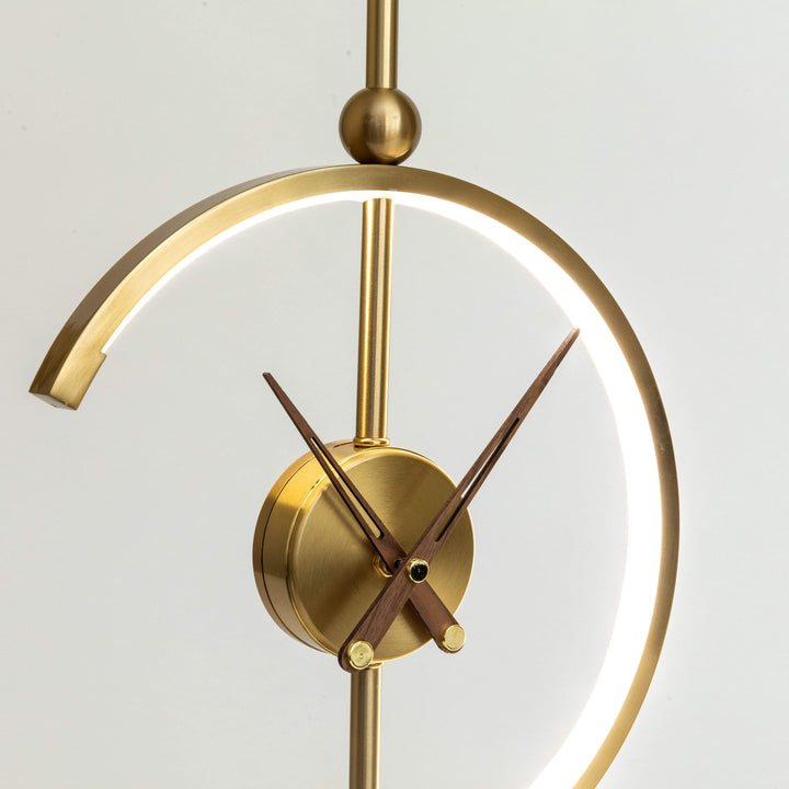 Elegante Tischlampe mit Ladegerät und Uhr