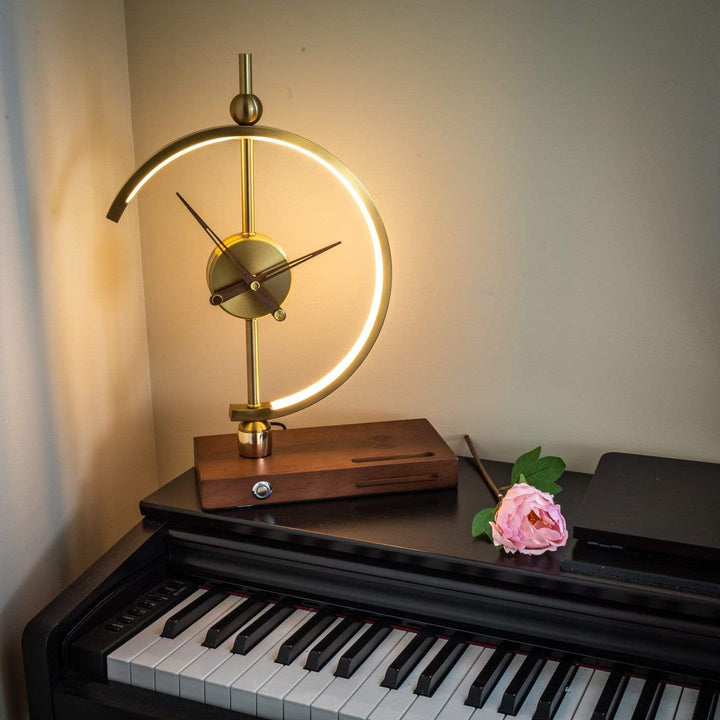 Elegante Tischlampe mit Ladegerät und Uhr