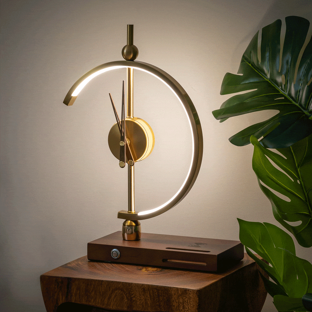 Elegante Tischlampe mit Ladegerät und Uhr