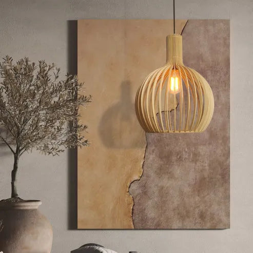 "Nordische Holz-Pendelleuchte in Vogelkäfigform, handgefertigt, stilvolles Design, warmes Licht für moderne Räume."