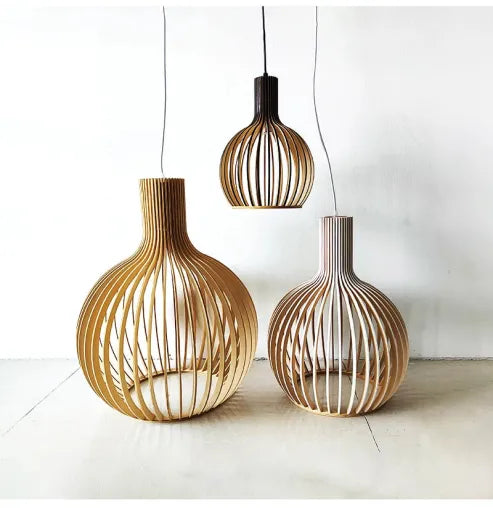 "Nordische Holz-Pendelleuchte in Vogelkäfigform, handgefertigt, stilvolles Design, warmes Licht für moderne Räume."
