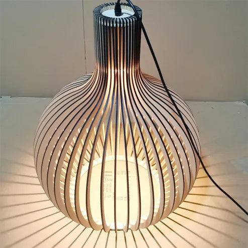 "Nordische Holz-Pendelleuchte in Vogelkäfigform, handgefertigt, stilvolles Design, warmes Licht für moderne Räume."