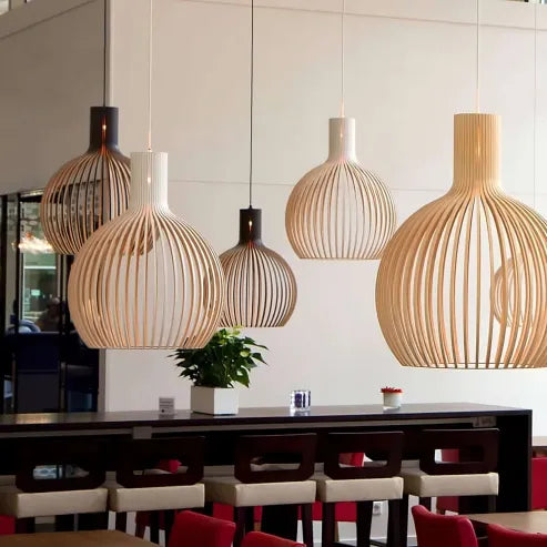 "Nordische Holz-Pendelleuchte in Vogelkäfigform, handgefertigt, stilvolles Design, warmes Licht für moderne Räume."