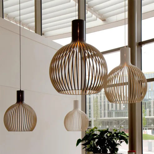 "Nordische Holz-Pendelleuchte in Vogelkäfigform, handgefertigt, stilvolles Design, warmes Licht für moderne Räume."