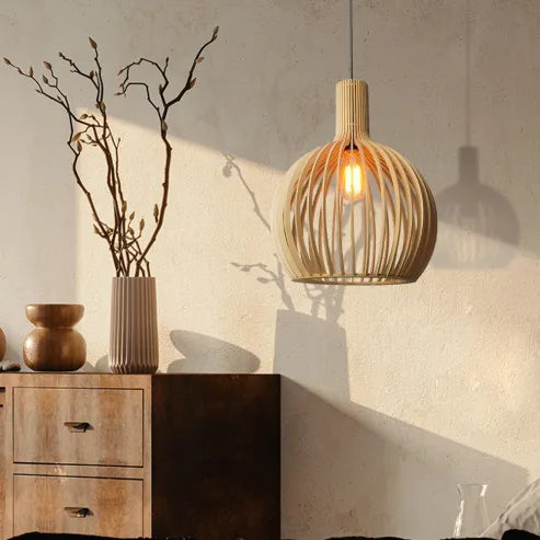 "Nordische Holz-Pendelleuchte in Vogelkäfigform, handgefertigt, stilvolles Design, warmes Licht für moderne Räume."