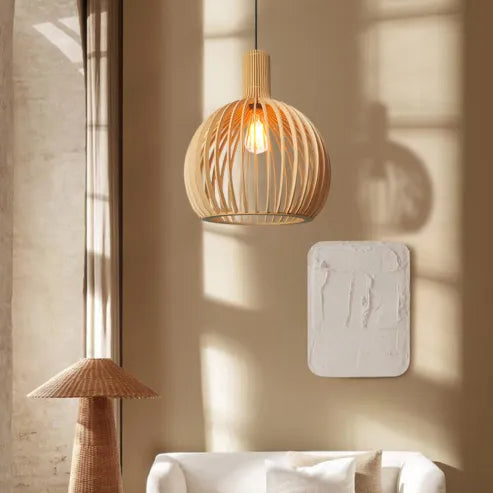 "Nordische Holz-Pendelleuchte in Vogelkäfigform, handgefertigt, stilvolles Design, warmes Licht für moderne Räume."