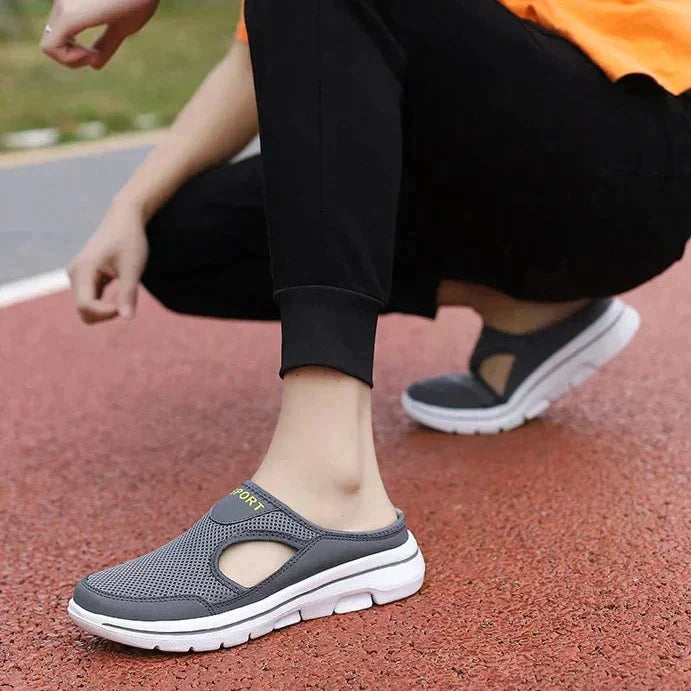 "Orthopädische Herren Slipper aus atmungsaktivem Mesh mit verstellbarem Arch Booster und gepolstertem Kragen, schwarz."