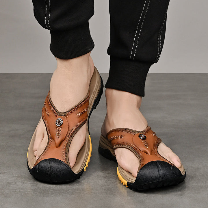 Orthopädische Herren Zehensandalen, schwarz, mit atmungsaktivem Design, rutschfeste Sohle und verstellbare Riemen.