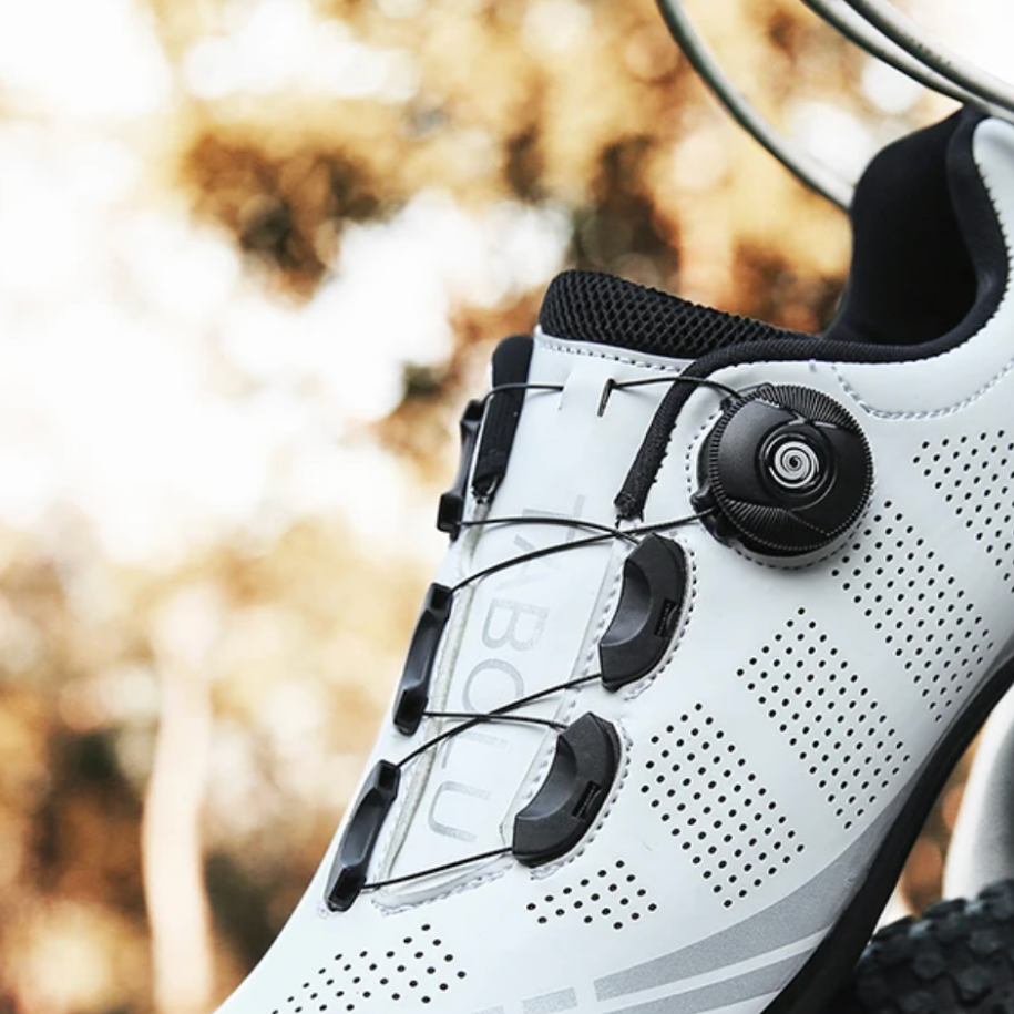 "Orthopädische Herrenschuhe, ergonomisch geformt, atmungsaktiv, beige Farbe, ideale Unterstützung und Komfort beim Radfahren.