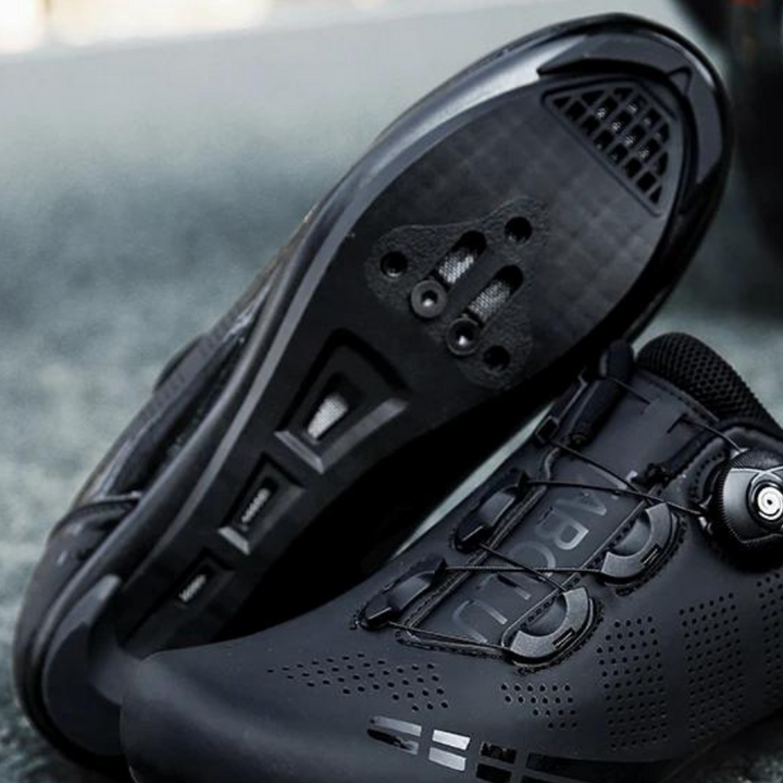 "Orthopädische Herrenschuhe, ergonomisch geformt, atmungsaktiv, beige Farbe, ideale Unterstützung und Komfort beim Radfahren.