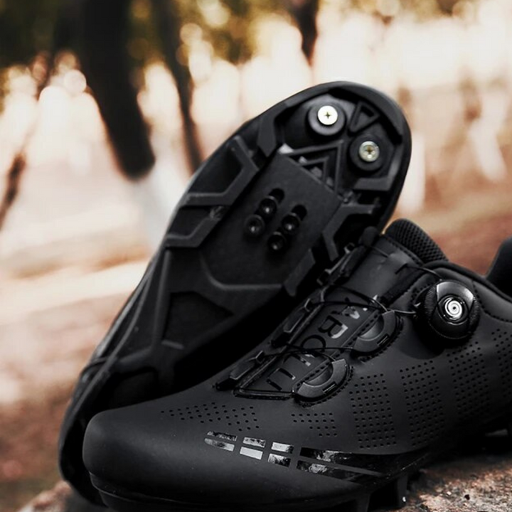 "Orthopädische Herrenschuhe, ergonomisch geformt, atmungsaktiv, beige Farbe, ideale Unterstützung und Komfort beim Radfahren.