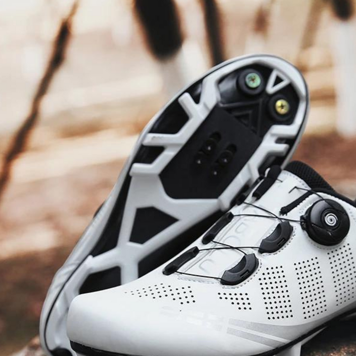 "Orthopädische Herrenschuhe, ergonomisch geformt, atmungsaktiv, beige Farbe, ideale Unterstützung und Komfort beim Radfahren.