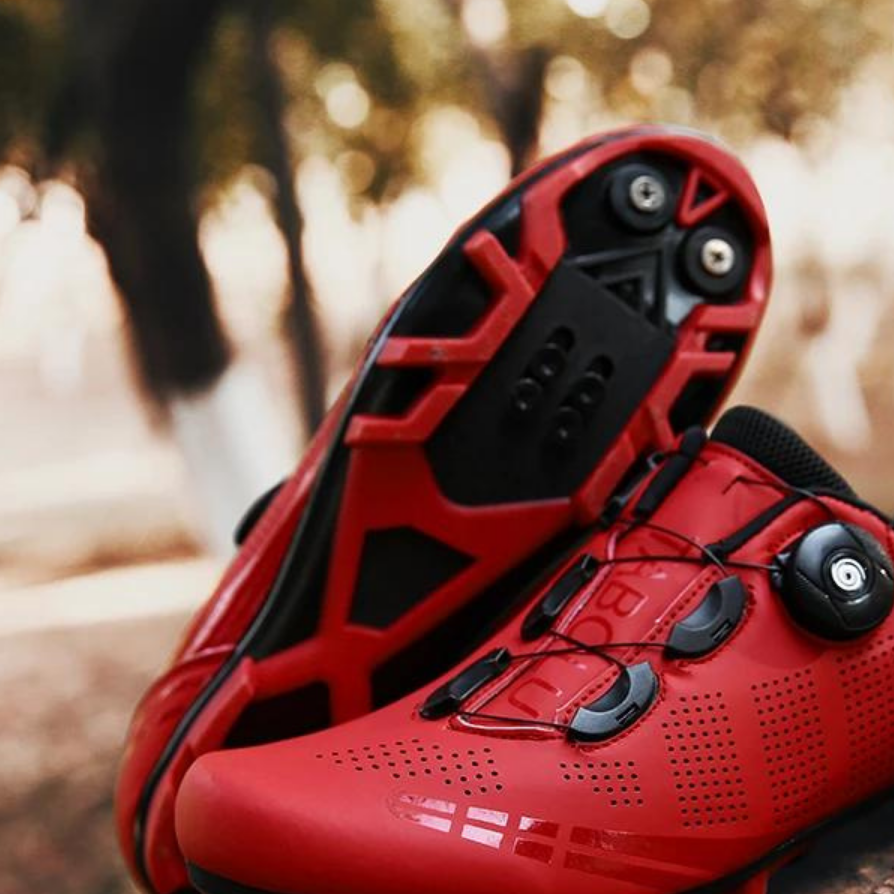 "Orthopädische Herrenschuhe, ergonomisch geformt, atmungsaktiv, beige Farbe, ideale Unterstützung und Komfort beim Radfahren.