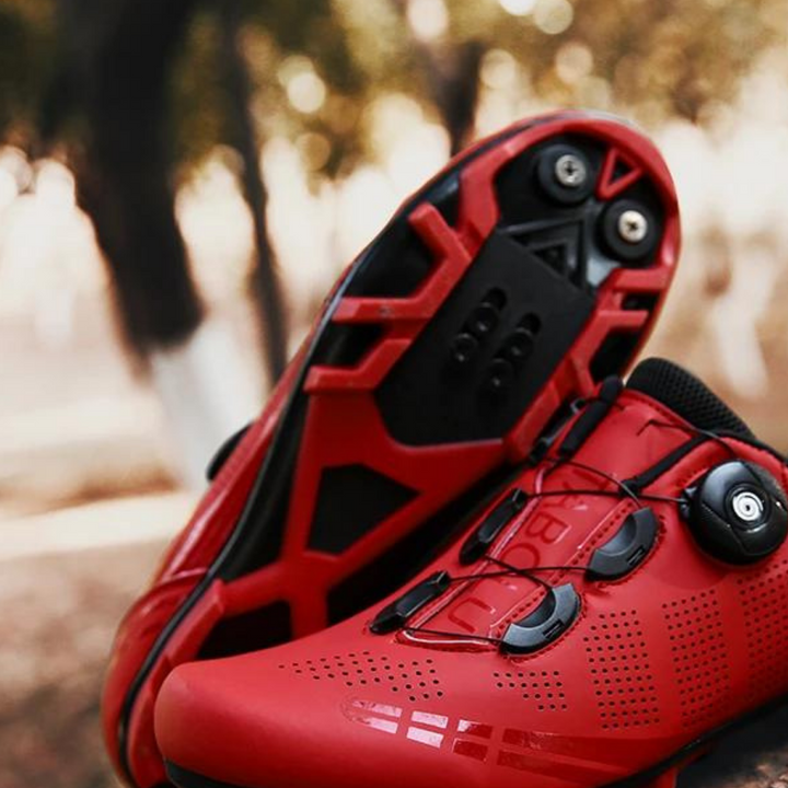 "Orthopädische Herrenschuhe, ergonomisch geformt, atmungsaktiv, beige Farbe, ideale Unterstützung und Komfort beim Radfahren.