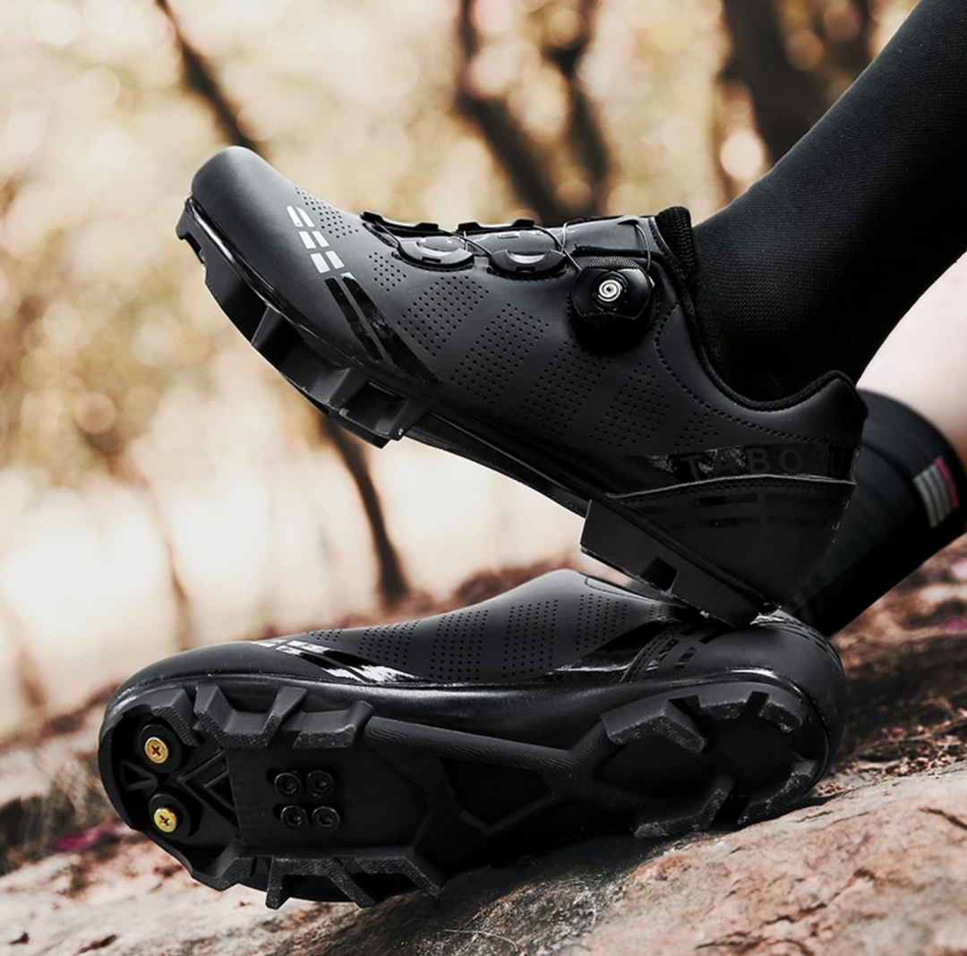 "Orthopädische Herrenschuhe, ergonomisch geformt, atmungsaktiv, beige Farbe, ideale Unterstützung und Komfort beim Radfahren.