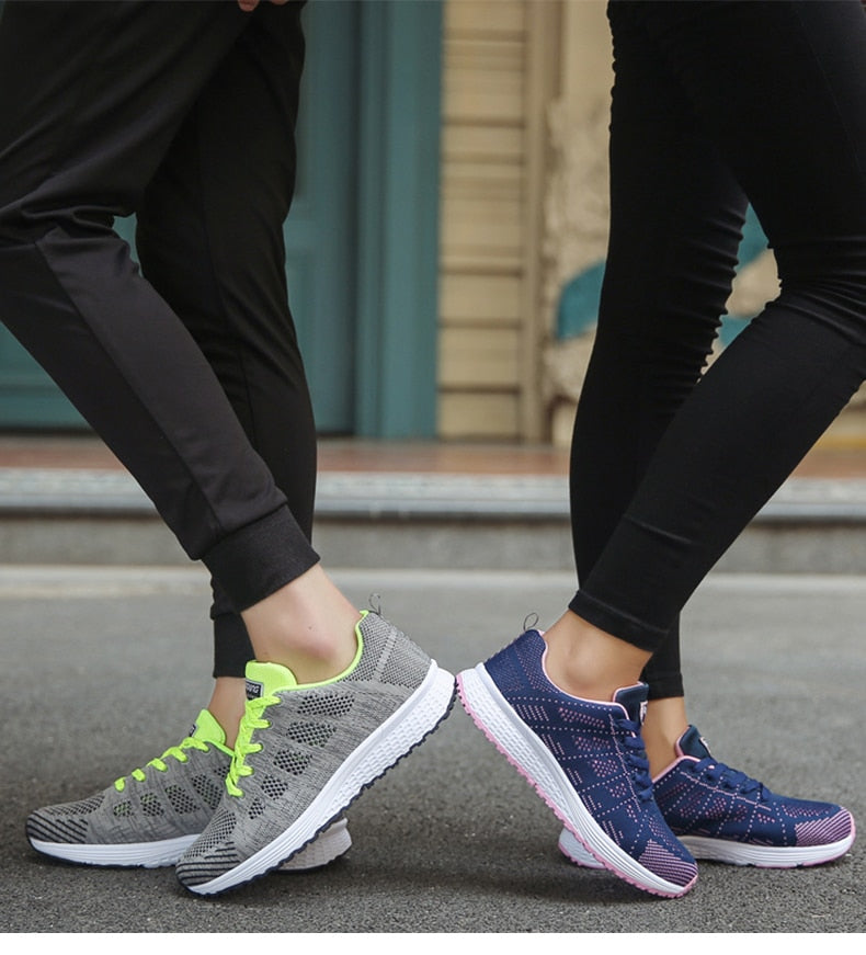 "Orthopädische Sportschuhe in Weiß, komfortabel, mit dicker Sohle und breiter Passform für optimalen Halt beim Sport."