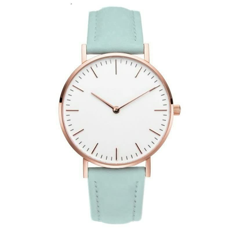 Minimalistische Armbanduhr mit weißem Zifferblatt, roségoldenem Gehäuse und mintgrünem Lederarmband.