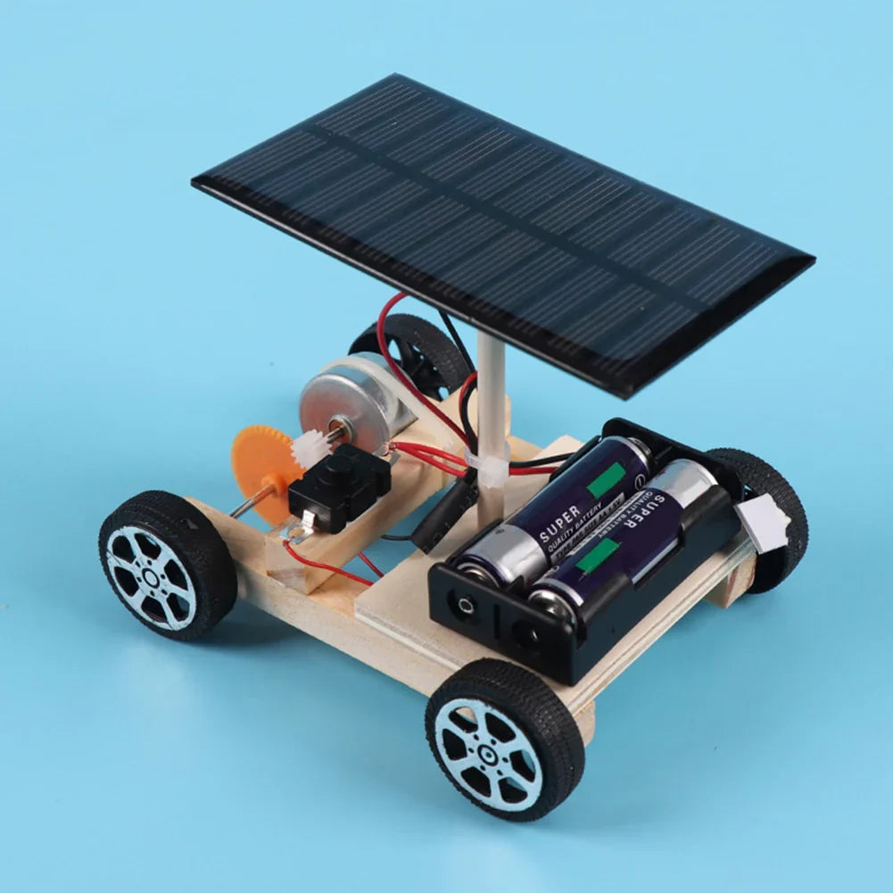 Rennwagen-Konstruktionsset mit Solar- und Batterie-Modus, rot und blau, auf Outdoor-Track in Bewegung.