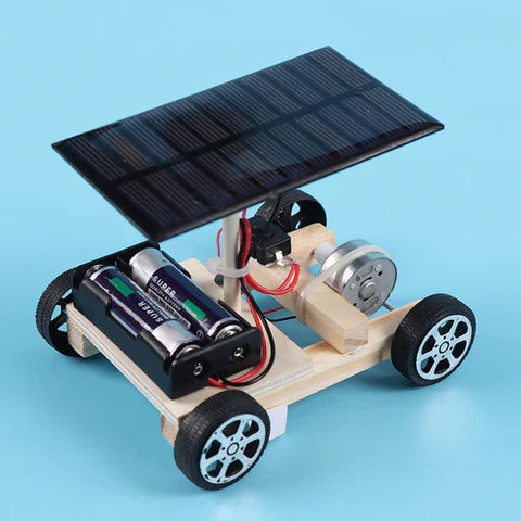 Rennwagen-Konstruktionsset mit Solar- und Batterie-Modus, rot und blau, auf Outdoor-Track in Bewegung.