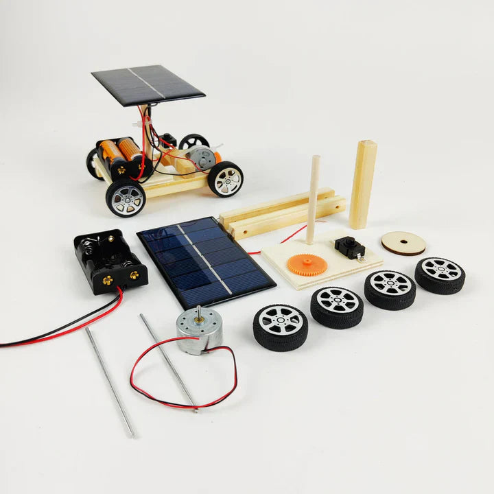 Rennwagen-Konstruktionsset mit Solar- und Batterie-Modus, rot und blau, auf Outdoor-Track in Bewegung.