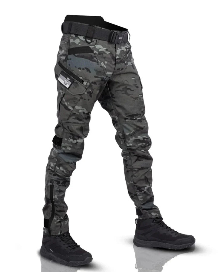"Robuste vielseitige Herren Hose, olivgrün, schlanker Schnitt, ideal für urbanen Stil und Outdoor-Aktivitäten."