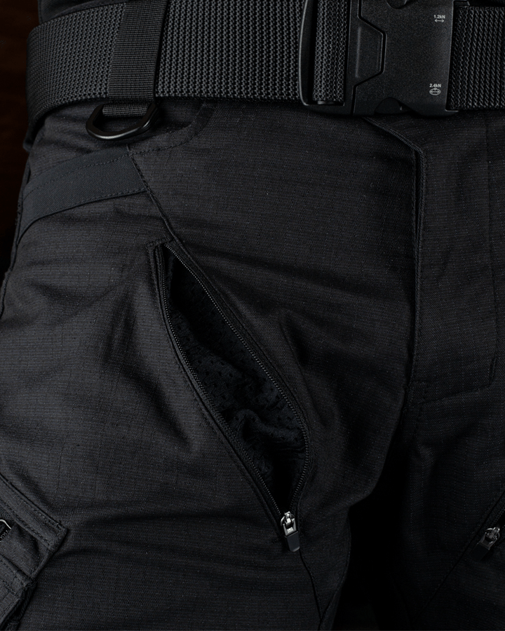 "Robuste vielseitige Herren Hose, olivgrün, schlanker Schnitt, ideal für urbanen Stil und Outdoor-Aktivitäten."