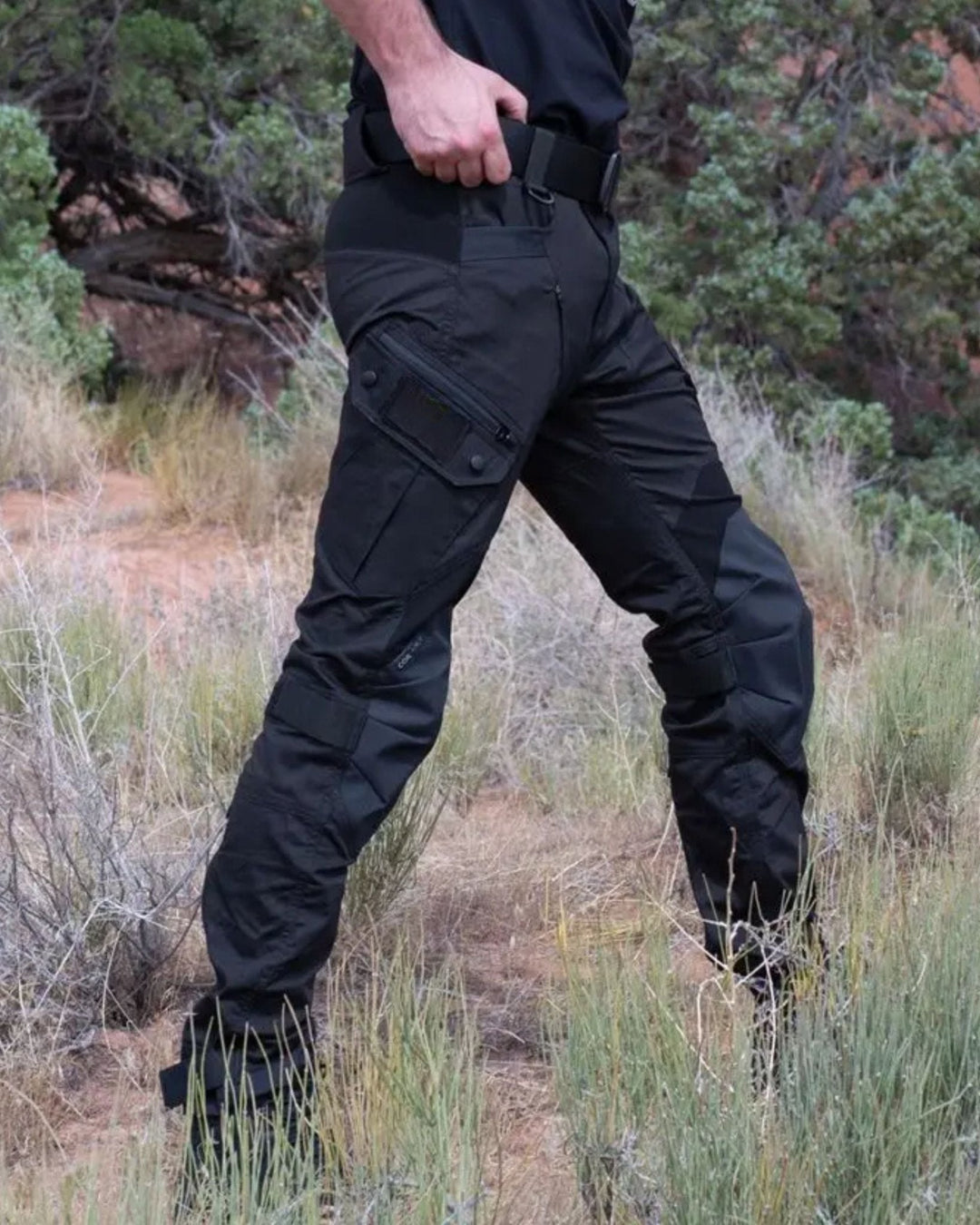 "Robuste vielseitige Herren Hose, olivgrün, schlanker Schnitt, ideal für urbanen Stil und Outdoor-Aktivitäten."