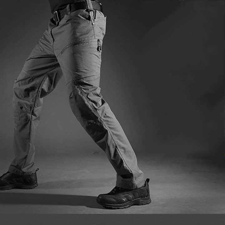 Robuste, wasserdichte Herren Wanderhose in Dunkelgrau mit mehreren Taschen, ideal für Outdoor-Abenteuer und Alltag.