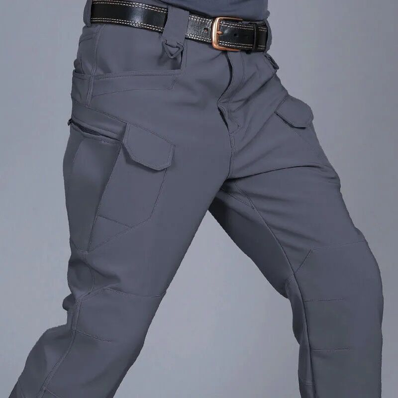 Robuste, wasserdichte Herren Wanderhose in Dunkelgrau mit mehreren Taschen, ideal für Outdoor-Abenteuer und Alltag.