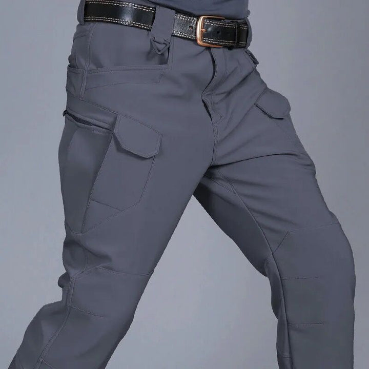 Robuste, wasserdichte Herren Wanderhose in Dunkelgrau mit mehreren Taschen, ideal für Outdoor-Abenteuer und Alltag.