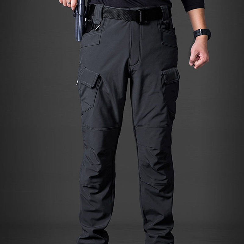 Robuste, wasserdichte Herren Wanderhose in Dunkelgrau mit mehreren Taschen, ideal für Outdoor-Abenteuer und Alltag.