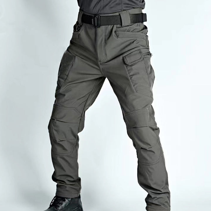 Robuste, wasserdichte Herren Wanderhose in Dunkelgrau mit mehreren Taschen, ideal für Outdoor-Abenteuer und Alltag.