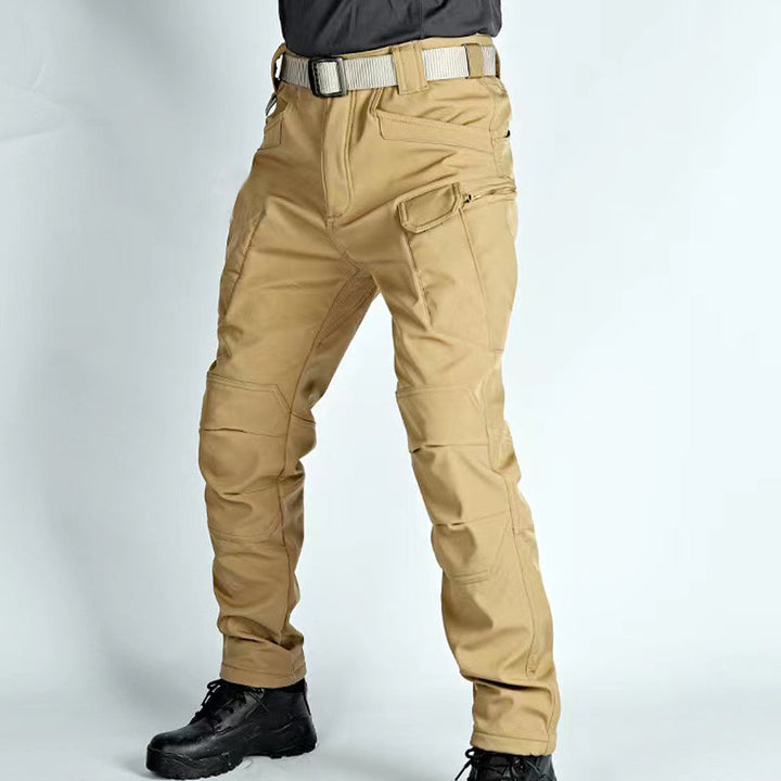 Robuste, wasserdichte Herren Wanderhose in Dunkelgrau mit mehreren Taschen, ideal für Outdoor-Abenteuer und Alltag.