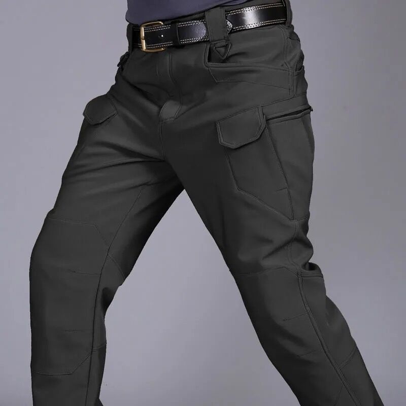 Robuste, wasserdichte Herren Wanderhose in Dunkelgrau mit mehreren Taschen, ideal für Outdoor-Abenteuer und Alltag.
