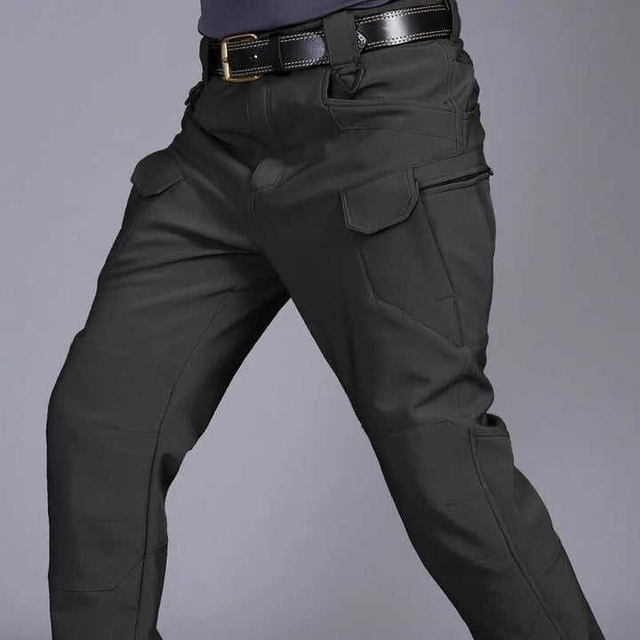 Robuste, wasserdichte Herren Wanderhose in Dunkelgrau mit mehreren Taschen, ideal für Outdoor-Abenteuer und Alltag.