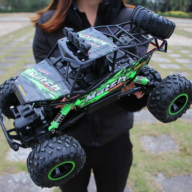 "Robuster RC Monstertruck BeastTrek X4 auf rauem Gelände, mit 4x4-Antrieb und stoßfestem Design, ideal für Offroad Abenteuer.