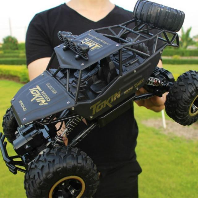 "Robuster RC Monstertruck BeastTrek X4 auf rauem Gelände, mit 4x4-Antrieb und stoßfestem Design, ideal für Offroad Abenteuer.