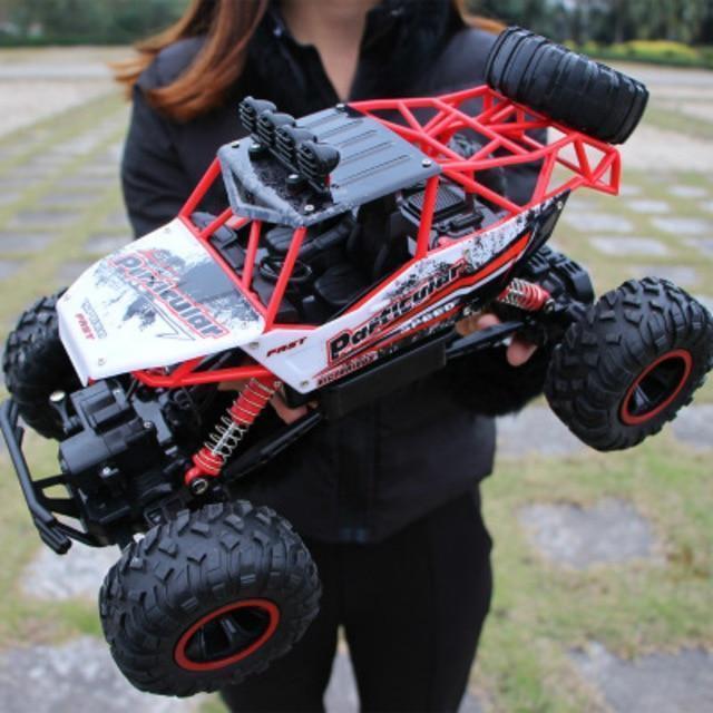 "Robuster RC Monstertruck BeastTrek X4 auf rauem Gelände, mit 4x4-Antrieb und stoßfestem Design, ideal für Offroad Abenteuer.