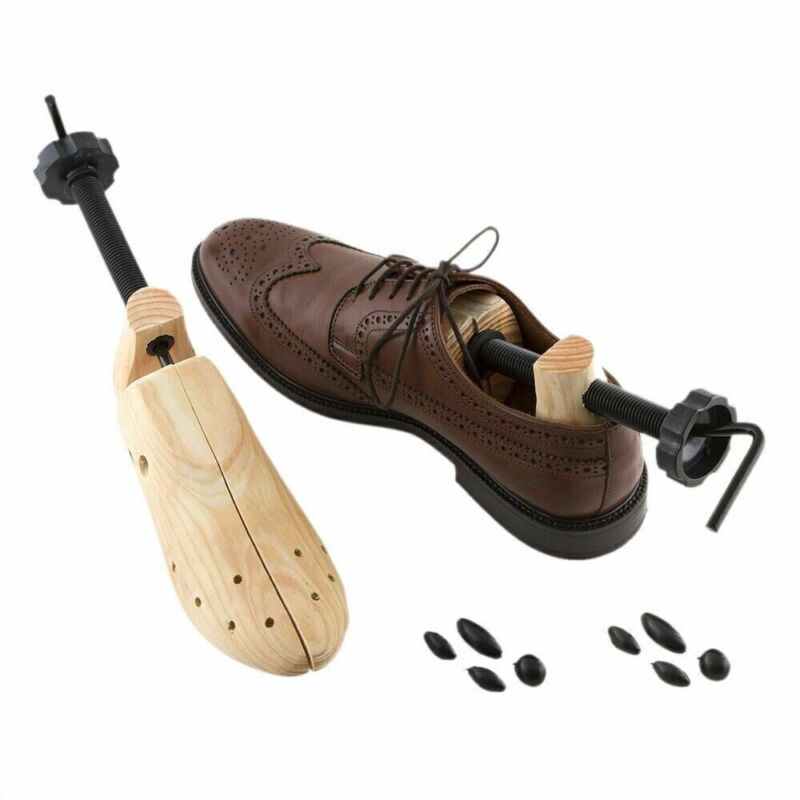 Brauner Lederschuh mit Holz-Schuhspanner und Zubehör, Schuhpflege, Herrenschuh, Brogue-Stil.