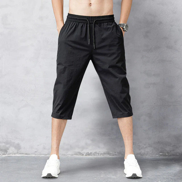 "Schnelltrocknende Badeshorts aus leichtem Stoff, moderner Schnitt, blau-weißes Design, ideal für Strand und Pool."
