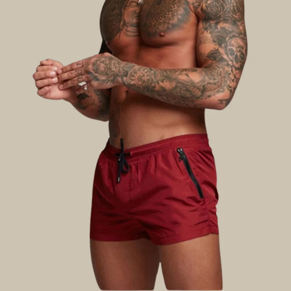 "Schnelltrocknende Herren-Badeshorts mit elegantem Design am Strand, ideal für sommerliche Aktivitäten und Poolpartys."