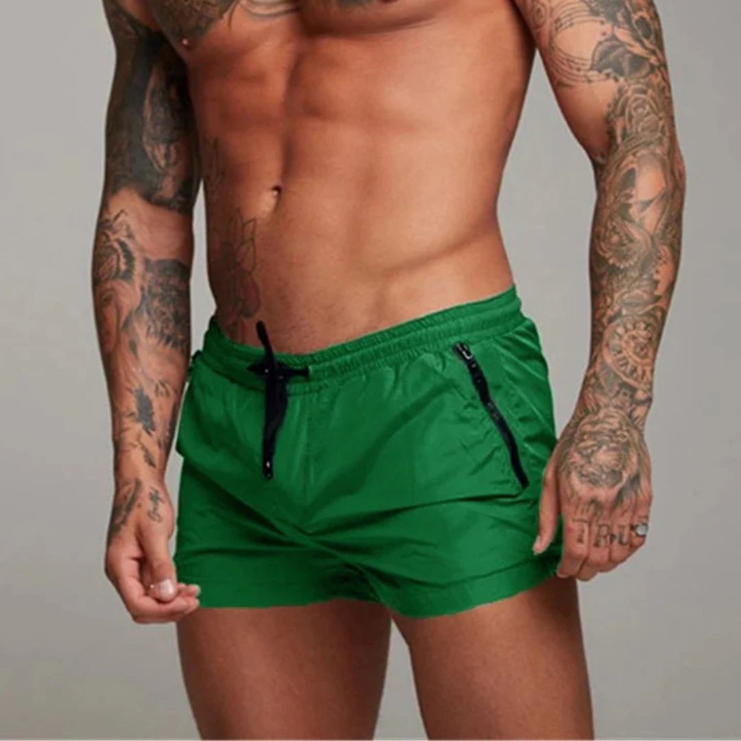 "Schnelltrocknende Herren-Badeshorts mit elegantem Design am Strand, ideal für sommerliche Aktivitäten und Poolpartys."