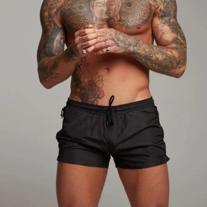 "Schnelltrocknende Herren-Badeshorts mit elegantem Design am Strand, ideal für sommerliche Aktivitäten und Poolpartys."